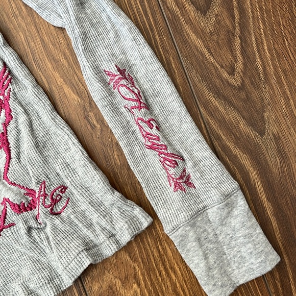 American Eagle Logo Long Sleeve Waffle Henley Shirt - Grey/Pink - Picture 5 of 9